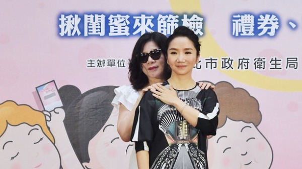 陳文茜病後首度公開露面，昨日她和陶晶瑩共同出席「開心篩、粉樂送」記者會，呼籲女性重視癌症篩檢的重要性。
