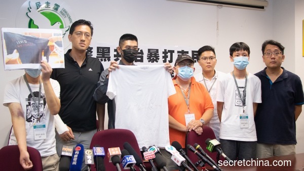 今日是香港“元朗721恐袭事件”发生一周年，港警至今拘捕了37人，仅有7人被检控。当日遇袭受伤之民主党立法会议员林卓廷，将会联同多名伤者到事件现场举行记者会，以控诉港警包庇凶徒。图为亲历元朗恐怖袭击的港人展示当日的血衣，控诉警方纵容暴力行为资料照。