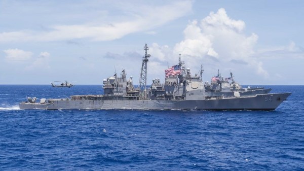 在北京政府再度扬言不放弃武力犯台之后，美军一艘作战舰自台湾西南海域，由南向北航经台湾海峡。
