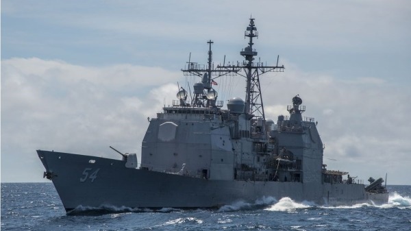 美军安提坦号巡洋舰（前）2018年10月22日曾通过台湾海峡。