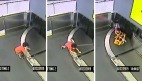 惊2岁娃爬上行李输送带被当行李运走了(图)