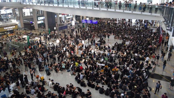 香港航空界26日在香港机场入境大厅发起集会，要求政府撤回修订逃犯条例，并调查警方在驱散“反送中”示威者时有否滥用权力。
