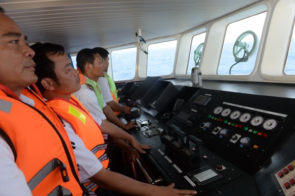 2014年5月14日，越南海岸警卫队员在南中国南海有争议水域航行。