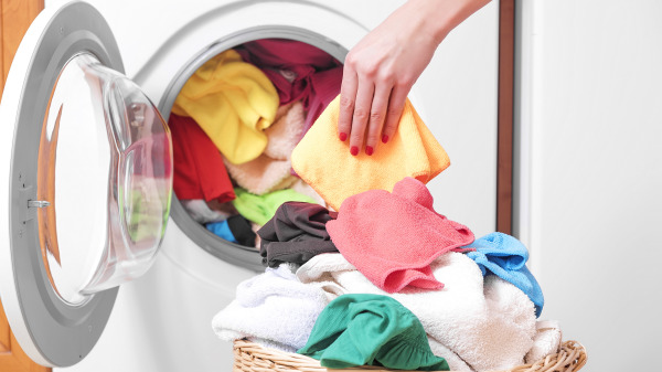 為了省水、省力，喜歡累積足量的衣服，才一次狂塞進洗衣機？
