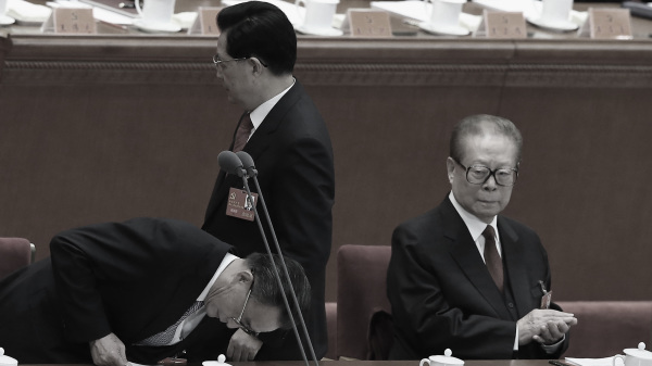江泽民为了让自己的派系能长期掌控权力，曾试图在胡锦涛之后安排曾庆红当总书记。