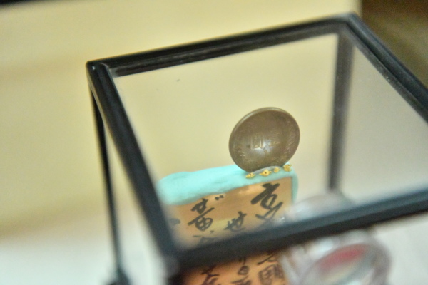 世界上最小的黃金茶壺，圗為一元硬幣與黃金茶壺的大小比例。