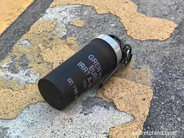 面對警方轟炸式的施放催淚彈，一些香港民眾在家都能聞得到催淚彈的味道。