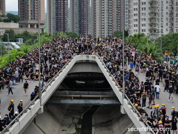 香港「反送中」示威者27日發起「光復元朗」遊行，