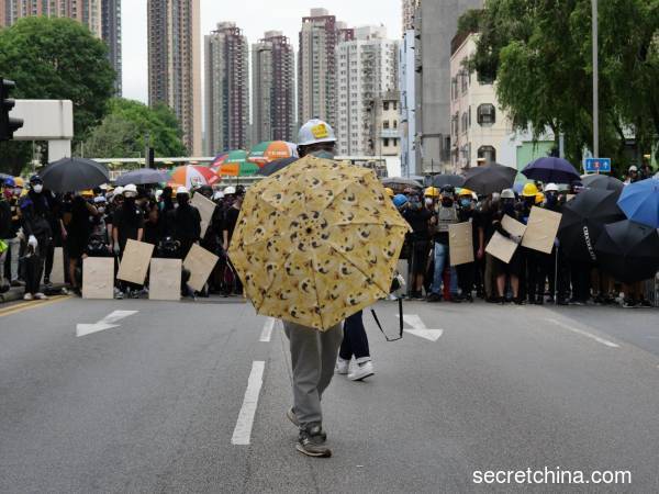 香港“反送中”示威者27日发起“光复元朗”游行，