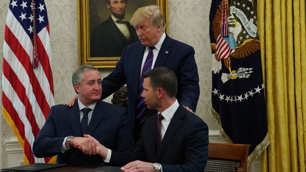 美国国土安全部代理部长麦卡利南（右）和危地马拉内政部长戴更哈特（左）在白宫椭圆形办公室签署庇护协议。