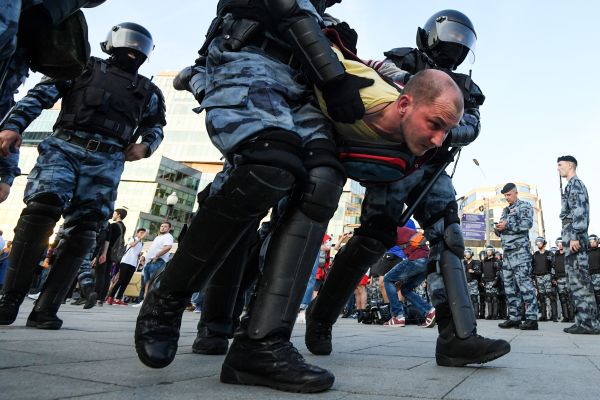 2019年7月27日，俄罗斯防爆逮捕在莫斯科Trubnaya广场举行集会的抗议者。