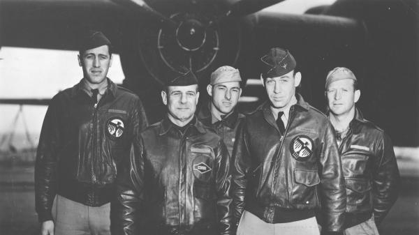 1942年4月18日，美国陆军航空队中校杜立特（左二）从“大黄蜂”号航空母舰上起飞前留影。