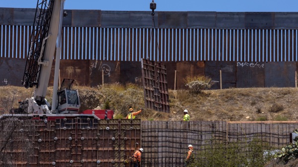 美国建筑工人在修建南部边境墙