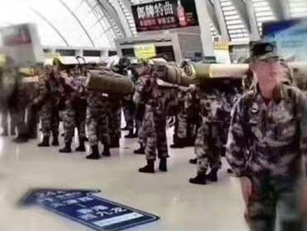 《自由亚洲电台》报道称，有香港市民拍到一批中国军人背负行李，经西九龙站进入香港。