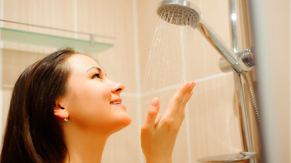 女性长时间洗冷水澡，可能诱发肠胃疾病和妇科疾病。