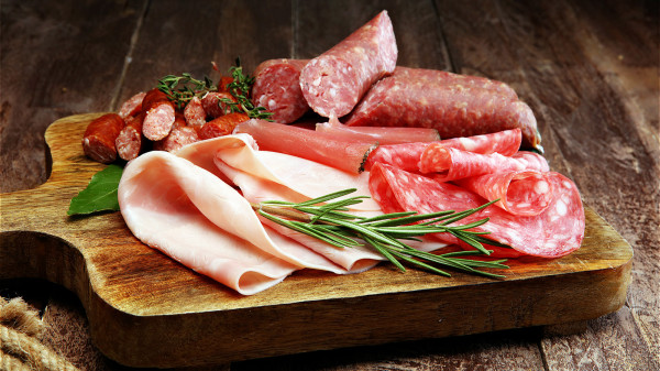 加工肉类含钠超标，经常吃会增加血管压力，导致血管受损而形成动脉硬化。