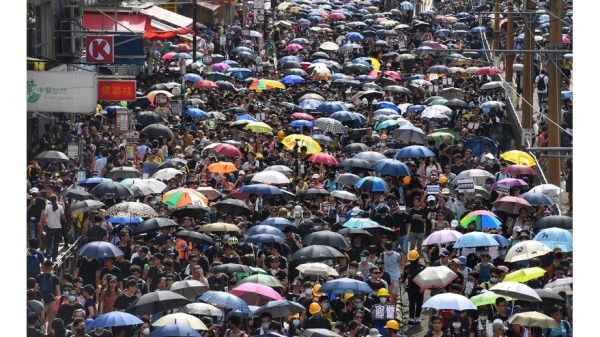 香港反送中示威者27日下午在新界元朗發起「光復元朗 」遊行。
