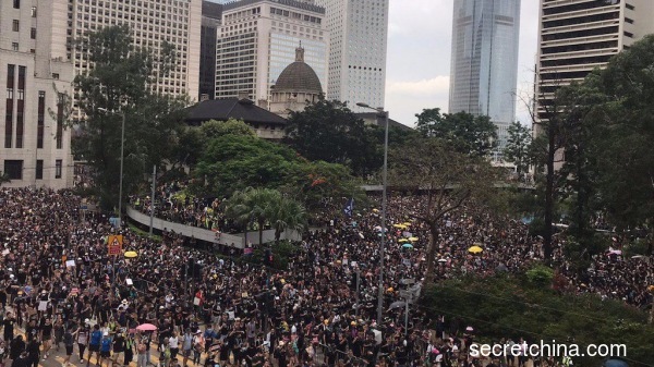 大批原本在遮打花園參與集會的香港市民兵分多路，分別前往銅鑼灣及西環的中聯辦。（圖片來源：周秀文／看中國攝影）