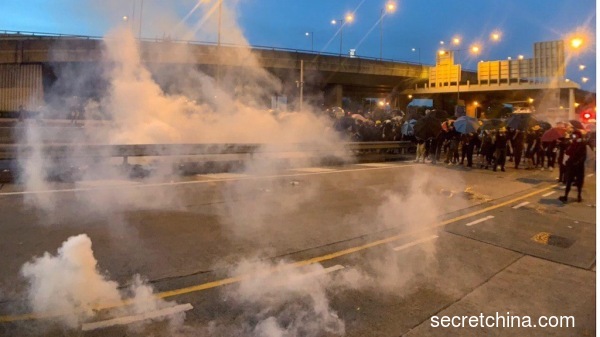 西環中聯辦附近，大批示威者與警方對峙，警方不斷施放催淚彈驅散人群。 （圖片來源：周秀文／看中國攝影）