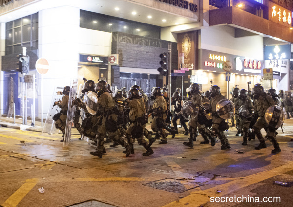 在如潮水般的反抗民怨中，中共政权已岌岌可危，不断地喊出防范“颜色革命”、维护中共“政权”。图为7月28日香港市民“反送中”运动中的警察。