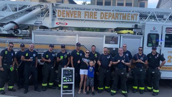 6歲小男孩佈雷迪與媽媽阿曼達以及丹佛市消防隊