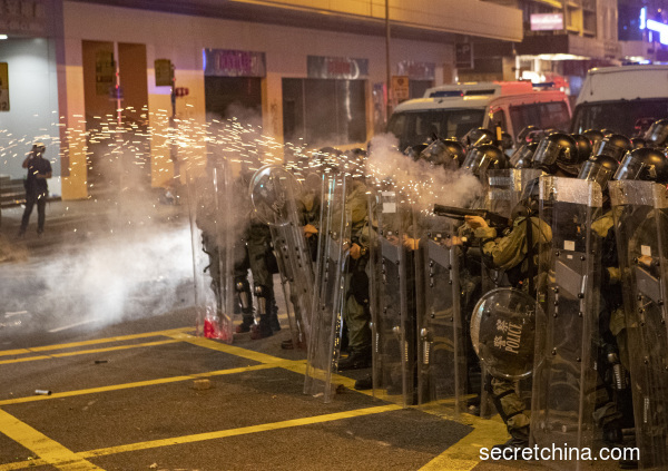 香港昨日举行抗议警方执法过当的大游行，当队伍抵达中联办的附近与警方对峙。警方发射大量的催泪弹驱离，多人遭弹击。然而，网友发现催泪弹上头清楚写着不可向人体发射！