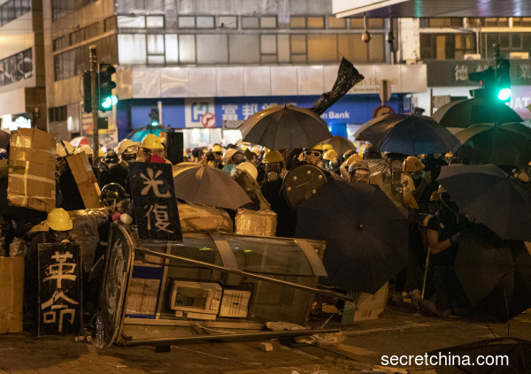 元朗暴力事件後，香港警民對立升高，週末的香港「反送中」、「反黑警」遊行，示威者喊出「光復香港，時代革命」口號。