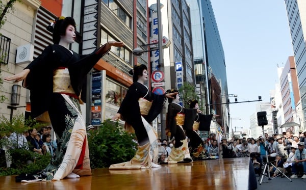 日本艺妓在表演