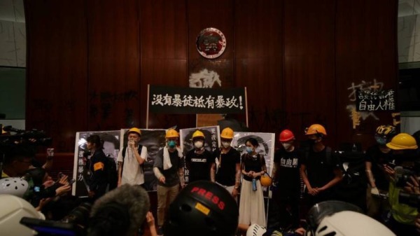 7月1日，數以百計香港示威者衝入議會大樓。