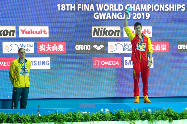 2019年7月21日韩国光州世界游泳锦标赛上，400米自由泳银牌获得者澳大利亚选手霍顿拒绝与金牌获得者中国选手孙杨一起站在领奖台上。