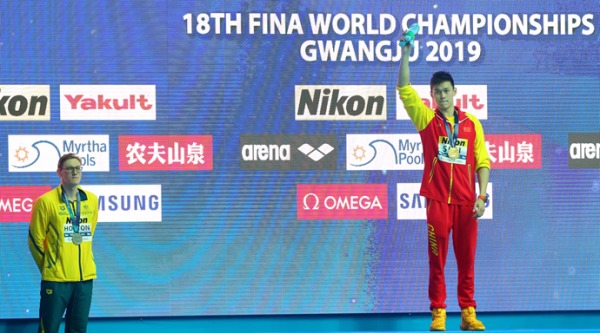 2019年7月21日韓國光州世界游泳錦標賽上，400米自由泳銀牌獲得者澳大利亞選手霍頓拒絕與金牌獲得者中國選手孫楊一起站在領獎台上。