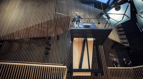 由德国著名制琴师克拉芬斯（David Klavins）精心制造的一台世界最髙大钢琴，光是钢琴钢架就高达6公尺，要演奏钢琴就必须先爬上三层楼高的阳台。