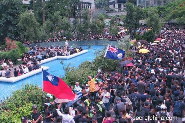 7月28日，香港市民前往中环遮打花园支持“反送中”运动，并自主游行到上环等处。