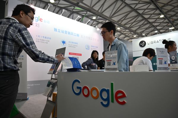 2019年6月11日，在上海舉行的消費電子展上，人們聚集在谷歌公司的展臺。