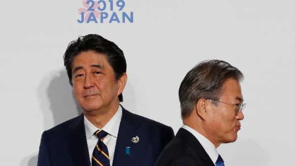 日本首相安倍晋三与韩国总统文在寅