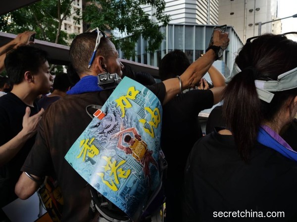 7月1日，55万香港市民参加了“反送中”游行，示威者手持“香港加油”海报。