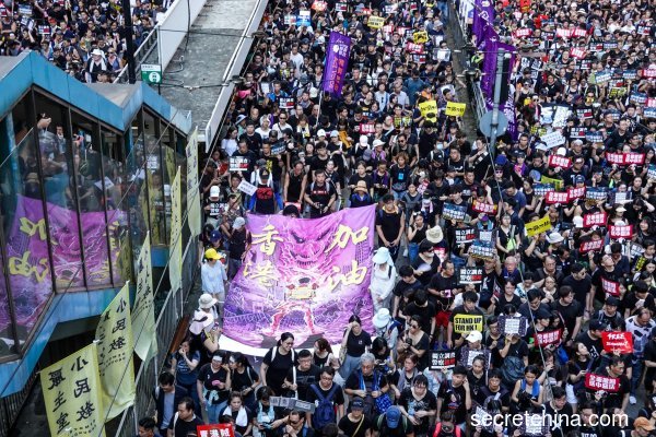 7月1日，55万香港市民参加了“反送中”游行，创下了香港历年七一游行人数最高纪录！
