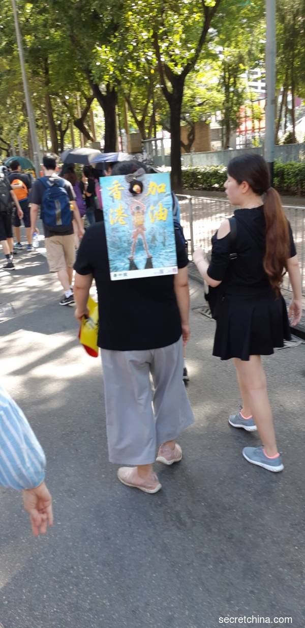 7月1日，55萬香港市民參加了「反送中」遊行，示威者背包帶有「香港加油」海報。