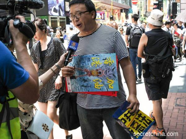 7月1日，55万香港市民参加了“反送中”游行，示威者手持“香港加油”海报。