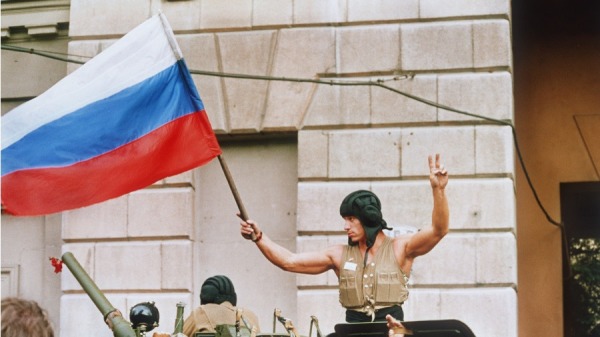 1991年8月21日，一名士兵在坦克上挥舞俄罗斯国旗。