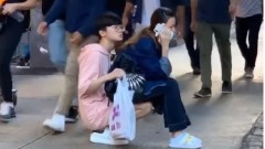 紐約街頭驚見「人肉座椅」路人難以置信(圖)