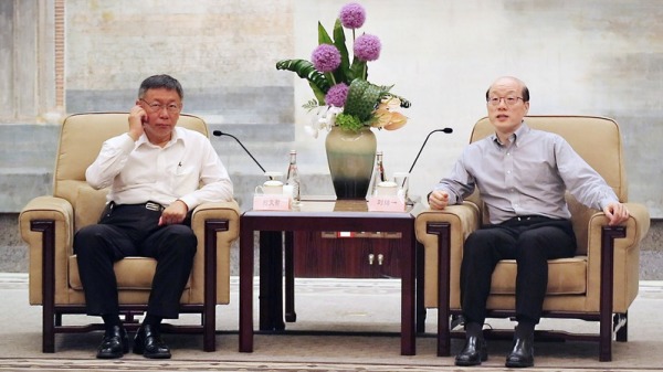 台北市长柯文哲5日在上海与国台办主任刘结一会面，台北市政府幕僚称国台办同意全程直播，但半途被陆方人员出手中断。