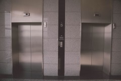 逗女兒開心華人在電梯跳了一下慘收875元罰單(圖)