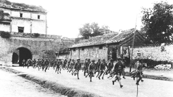 七七事變爆發，國軍士兵跑出宛平城奔向戰鬥崗位。