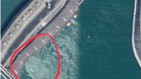 谷歌卫星地图照片显示，三峡大坝已经变形。（网络图片）