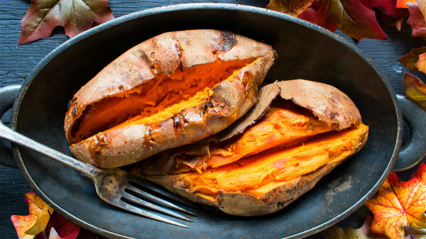 地瓜早上吃加二蔬一果防癌抗癌。皮洗淨之後，再蒸煮、炙烤食用。