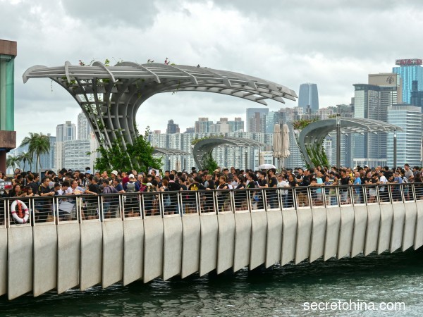 香港数十万民众今天下午再度发起“反送中”游行，向九龙尖沙咀一带的众多陆客宣传反对逃犯条例修订草案等诉求。