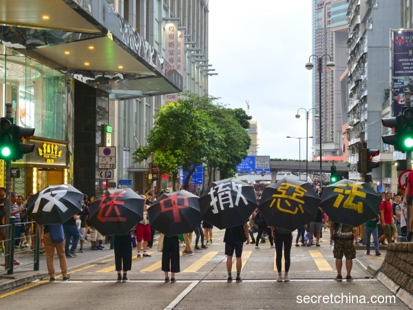 香港数十万民众今天下午再度发起“反送中”游行，向九龙尖沙咀一带的众多陆客宣传反对逃犯条例修订草案等诉求。