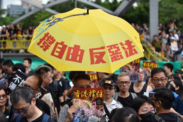 7月7日，23萬香港人參加了九龍「反送中」遊行，遊行人士手持《看中國》印刷的「香港撐住」畫報。