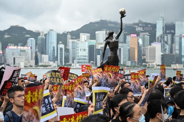 香港自由党多名荣誉主席要求现任党主席辞任行政会议成员，以便对政府修订逃犯条例所引发的社会不满负责。